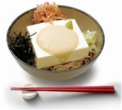 そばの上に豆腐一丁どどーん、箱根そばの夏の風物詩を期間限定で。