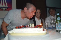 誕生日ケーキに松本人志照れる、「R100」大森＆渡部がカナダで祝福。