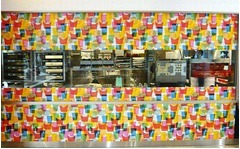 マックがオープンキッチン店舗、客席からクルーの調理風景が見られる。