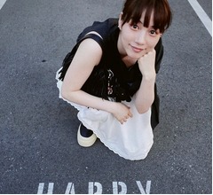 のん、&ldquo;HAPPYな場所&rdquo;で撮影した私服オフショットに歓喜の声