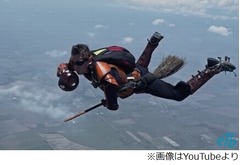 ハリポタの&ldquo;空飛ぶ球技&rdquo;実践、大空でほうきに乗ってボール追う。