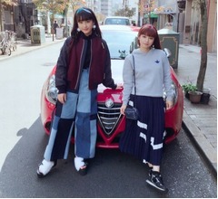 平愛梨、真っ赤な愛車の前で&ldquo;姉妹ショット&rdquo;