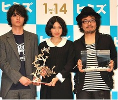 「ヒミズ」2人がトロフィー初対面、ヴェネチア受賞も&ldquo;おあずけ&rdquo;状態。