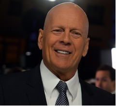 妻がブルース・ウィリスの近況語る「認知症を自覚しているか分からない」