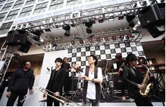 三上博史の熱唱にハチ公前騒然、元スカパラ冷牟田の新バンドLIVE参戦。