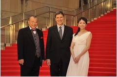 木村文乃が緊張のレッドカーペット、笑福亭鶴瓶と共に大歓声に応える。