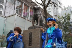 全身ブルー&ldquo;珍&rdquo;ペー＆パー子、「ピンクじゃない」姿に街は大賑わい。