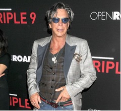 &ldquo;家賃滞納&rdquo;ミッキー・ローク、立ち上げられた家賃支援に激怒「屈辱的で恥ずかしい」