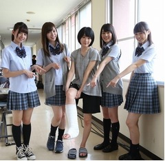 生駒里奈が初のギブス姿を公開、乃木坂5人が「ほん怖」現場で笑顔。