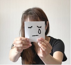 女性の涙を&ldquo;嗅ぐ&rdquo;と男性の攻撃性が減る