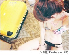 IVANがビキニ姿＆胸の谷間披露、「スタイルすごい」「かわいい」と好評。