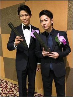 鈴木亮平＆佐藤健&ldquo;兄弟&rdquo;ツーショット、「天皇の料理番」受賞でパチリ。