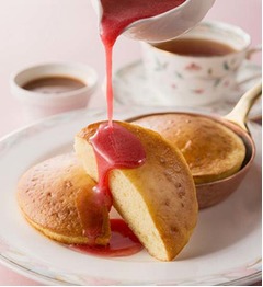 ふっくら窯焼きホットケーキ、銅製フライパンで焼き上げた&ldquo;名物&rdquo;。