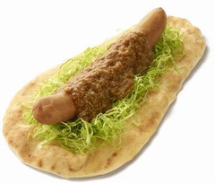 今夏のモスはナンカレードッグ、カレーソースにたっぷりの白ゴマ。