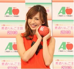 優木まおみ「愛に溢れた年に」、第4代青森りんごクイーンに選出。