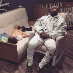 カニエが買物中に娘と居眠り、店内ソファーで寝る様子を妻がツイート。
