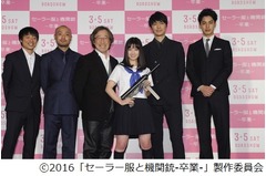 橋本環奈&ldquo;組長&rdquo;の17歳を祝う、サプライズで機関銃ケーキが登場。