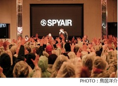SPYAIRのフリーライブが大盛況、悪天候の中でも2000人詰めかける。