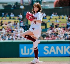 30歳の秋元真夏、始球式のユニ背番号&ldquo;31&rdquo;だったのはなぜ？ 「そうなんですよ&hellip;」