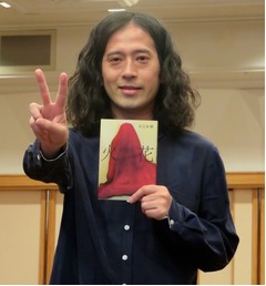 ピース又吉が喜びの&ldquo;ピース&rdquo;、芥川賞受賞連絡時は「手が震えました」。