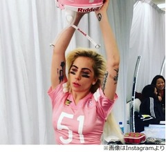 ガガ、スーパーボウルで迫力パフォーマンス