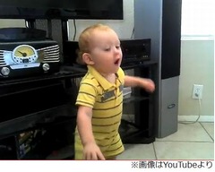 可愛いヘッドバンギング男児、ヘヴィメタにノリノリで踊る動画が話題に。