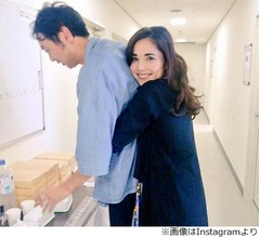 平野ノラ、アンガールズ田中にバックハグ