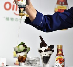 パフェにごま油を直がけ、新感覚スイーツを提供