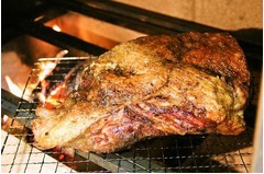 5時間かけて焼く塊肉ステーキ、来店者全員で焼き上がりをシェア。