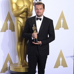 ディカプリオがオスカー像忘れそうに、レストランに置いたまま車へ。