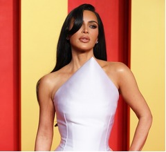 キム・カーダシアン&ldquo;半目で寝ている&rdquo;の噂は本当、&ldquo;足の指6本&rdquo;は否定