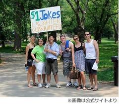 公園で&ldquo;1ドルジョーク&rdquo;売る男、毎日スターバックスで新作ネタ作り。