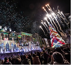 今年で見納め、USJのクリスマスツリー初点灯