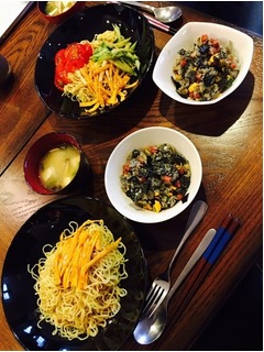 山田優の手料理が美味しそう、野菜嫌いの弟用は「冷やし中華の具ないねｗ」。