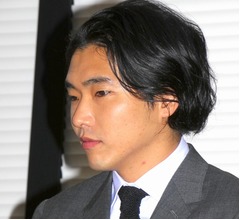 柄本佑と安藤サクラに第1子、イベントでポロリ