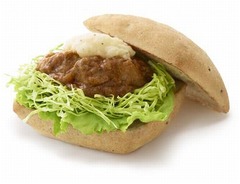 モスの新作「ビストロサンド」、雑穀パンで牛肉の赤ワイン煮など挟む。