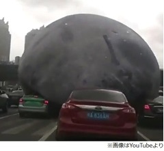 台風で&ldquo;巨大な月&rdquo;が道路ゴロゴロ