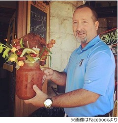 鳥1羽のせた&ldquo;野獣&rdquo;カクテル、巨大グラスにフライドチキンが鎮座。