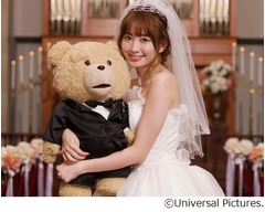 花嫁姿こじはるがテッドとハグ、もふもふファンクラブの代表就任。