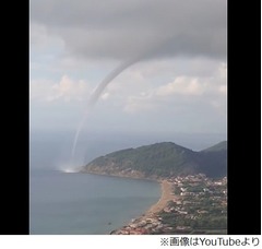 虹のような&ldquo;アーチ状&rdquo;の竜巻「神さまが小便しているのかと思った」。