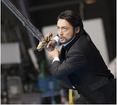 山田孝之ワクワク、&ldquo;伝説の剣&rdquo;振りかざす