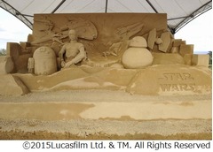 スター・ウォーズの砂像が完成、C-3POや新ストームトルーパーも視察。