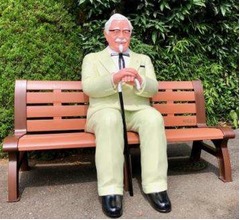 カーネル・サンダース、座る