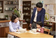 竹内結子と劇団ひとり夫婦役、「サッポロ一番」新CMでコミカル家族。