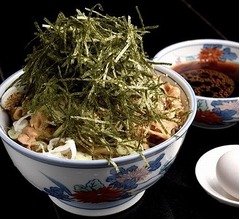 行列の絶えない元祖肉そば「港屋」が九州進出