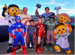 最強張本と&ldquo;口&rdquo;最強江本対決、「アベンジャーズ」公開記念始球式。