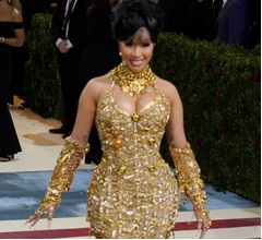 米歌手が観客に飲み物浴びせられブチギレ、マイク投げつけ&ldquo;反撃&rdquo;