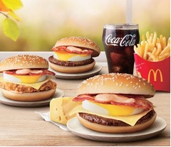 マック「月見バーガー」に新作、2015年は北海道チェダ―チーズをサンド。