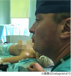 豊胸手術中に&ldquo;自撮り&rdquo;で非難、SNSなどに掲載していた形成外科医。