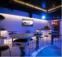 歌舞伎町に&ldquo;リアル砂浜バー&rdquo;、南国ビーチに着いた瞬間の非日常感再現。